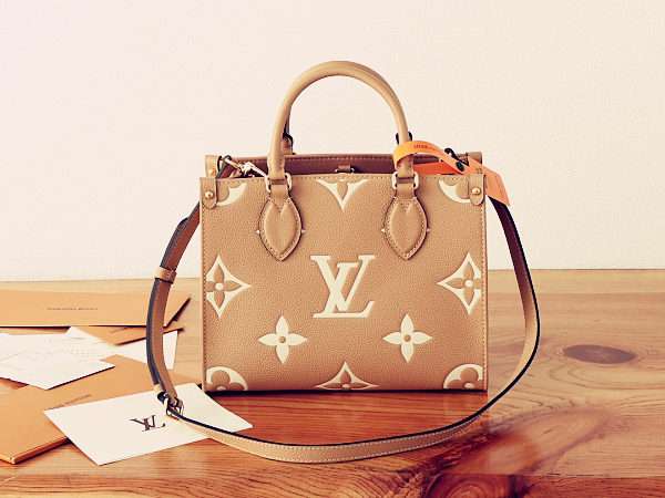 Louis Vuitton OnTheGo PM Arizona / Crème LV M12513